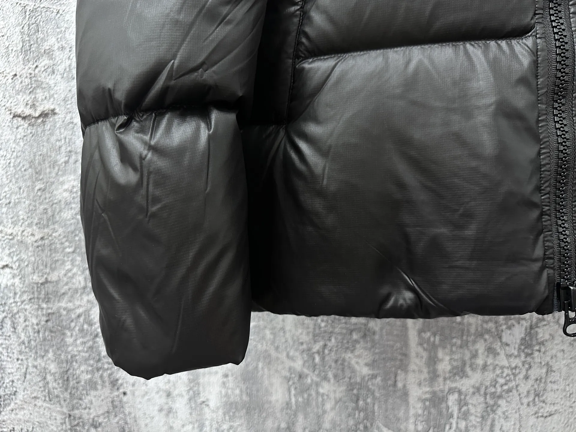 P780 [𝘾𝘼𝙉𝘼𝘿𝘼 𝙂𝙊𝙊𝙎𝙀] Canada Goose's limited new Crofton puff down jacket, top version, ceiling level Crofton soft loaf, 2024 latest style, cold protection effect up to level 4, using recycled Feather-Light tear-resistant fabric, ultra-light, no weight on the upper body at all! The unique black label highlights your temperament‼ ️ Canada Goose, a Canadian brand, has always been recognized as the warmest down jacket. Various Instagram celebrities, Internet celebrities, and celebrities often wear it for street photos. I make Canada Goose every year, but I still can't get rid of my love for it. No matter how cold the days are, there is no need to be afraid, because there is! Filled with 90% white duck down, it is the legendary warmest down jacket and is known as a must-have for Arctic outdoor sports! The most popular down jacket in the world, celebrities are rushing to buy it, it is a must-have!  Size: S~XXL